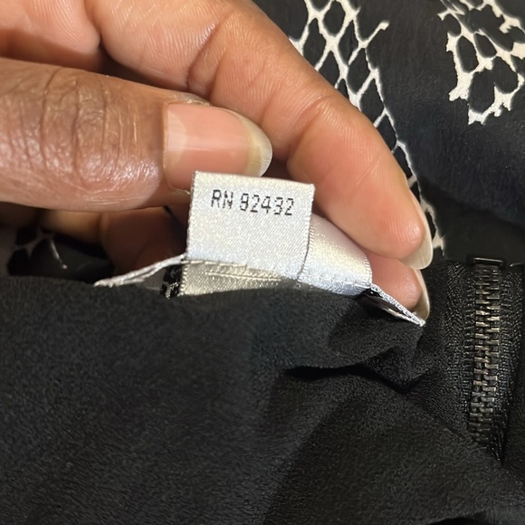 KAY UNGER NEW YORK || SIZE 6 || BLACK & WHITE || MIDI DRESS WITH A BELT - Picture 5 of 8